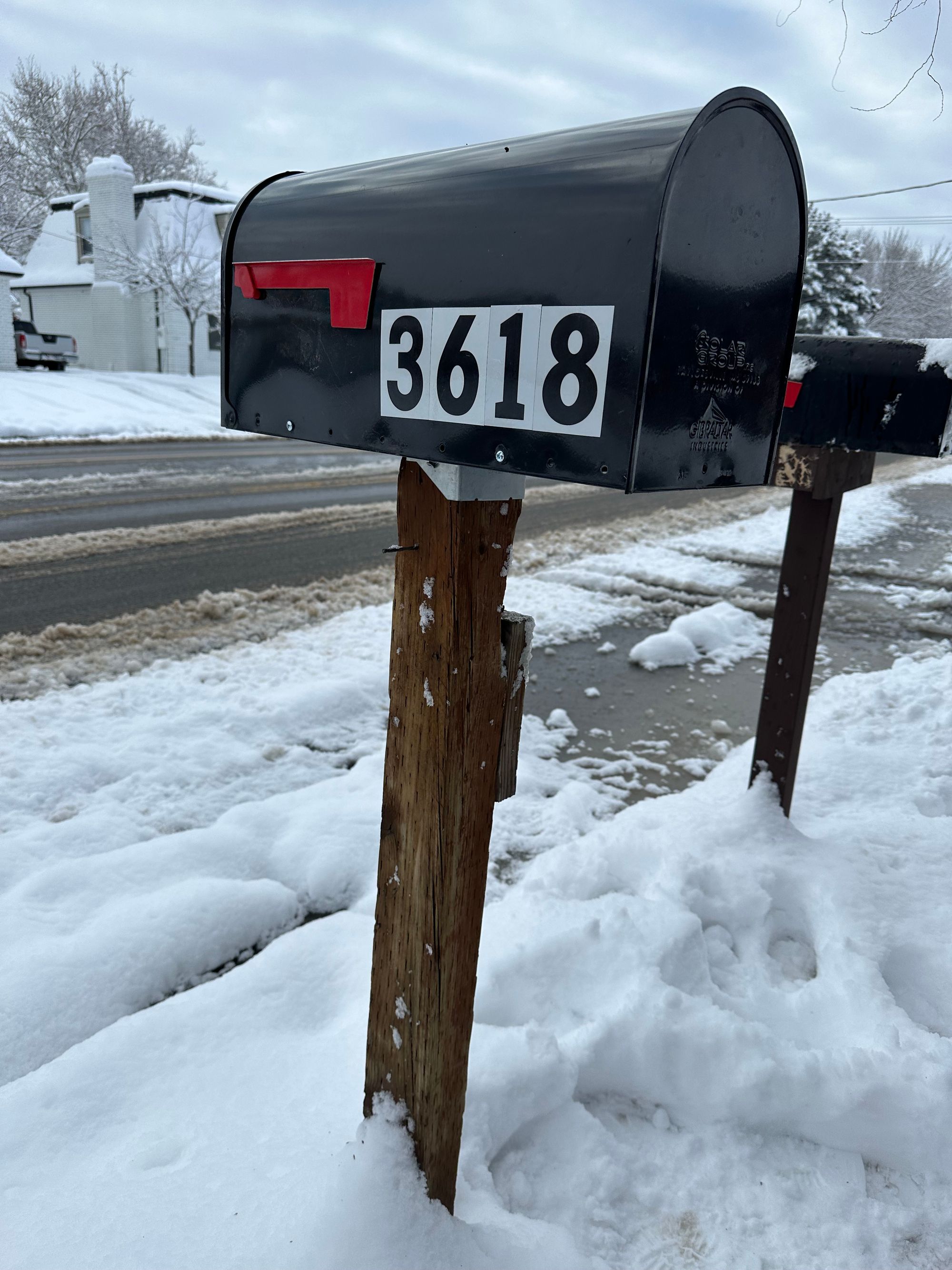 Mailbox reinstalled and secured with the mounting board + bracket combination.